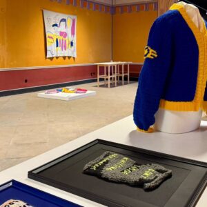 Die Wanddecke von Bettina Kletzsch im Hintergrund gab den Anstoß zur Strick-Ausstellung. Katja Gärtner und Crochet of Death zeigen mit den gerahmten Textilien und der Jacke, wie vielfältig eine Ausstellung zu dem Thema werden kann.