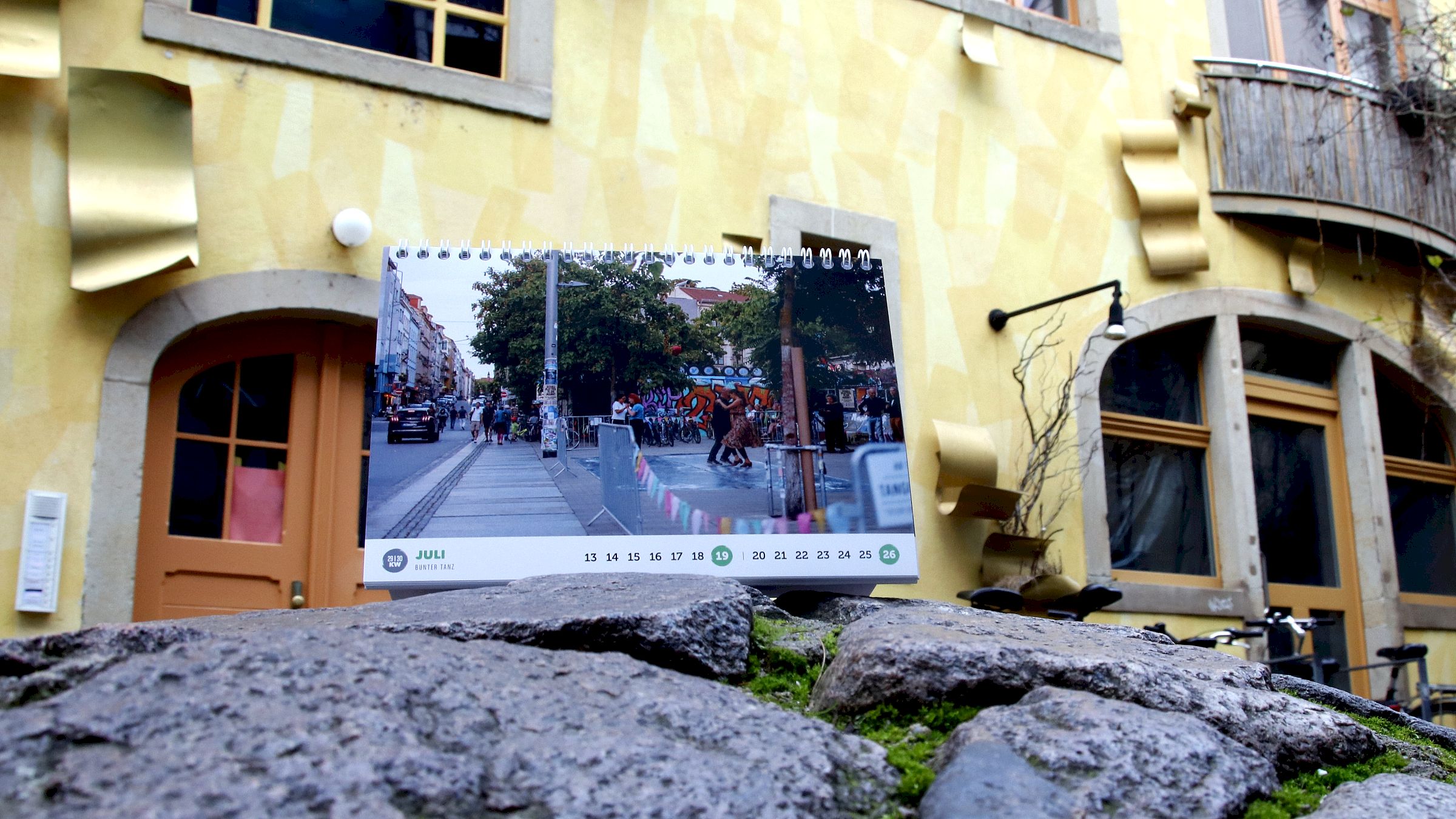 Mehr fürs Geld. 27 Fotos für 19 Euro beim Tischkalender stehen 12 Fotos zu 29 Euro beim Wandkalender gegenüber. Foto: Anton Launer