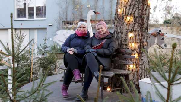 Christin und Antonia organisieren gemeinsam mit den Nachbar*innen den Weihnachtsmarkt an der Alten Fabrik. Foto: Anton Launer