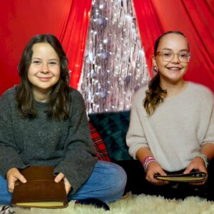 Anna und Luisa lesen winterliche Geschichten Foto: Studienkreis/C. Hofeldt