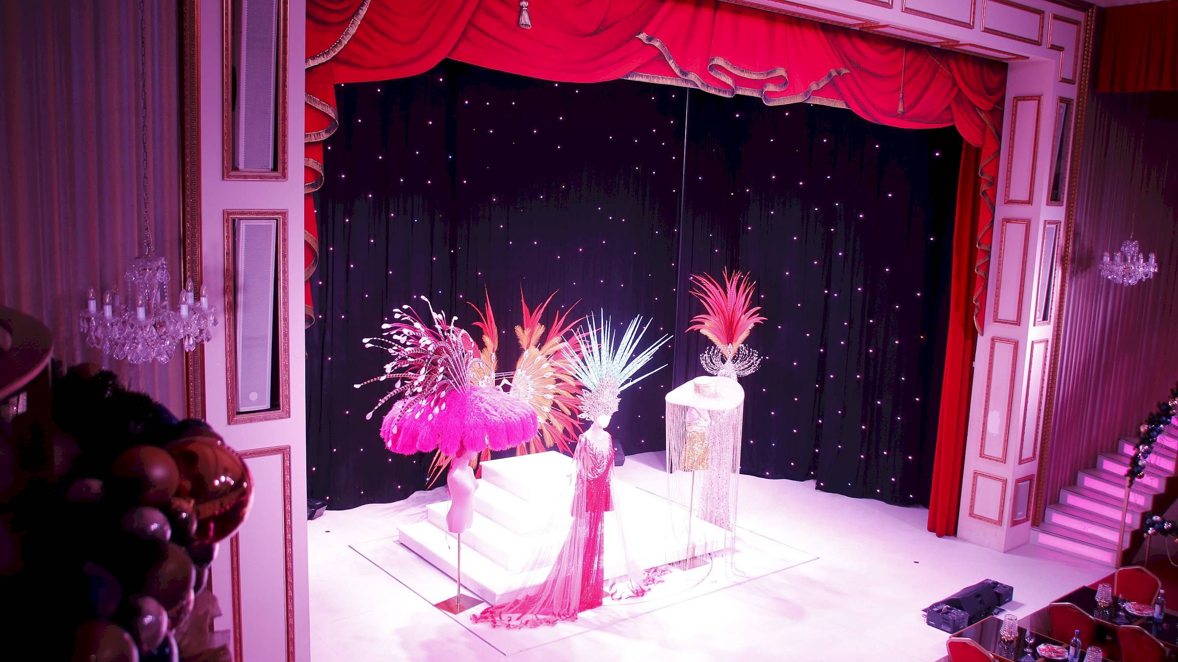 Ab Donnerstag füllt sich die Bühne wieder mit Leben. Die Requisiten sind schon da. Die Proben laufen. Foto: Anton Launer