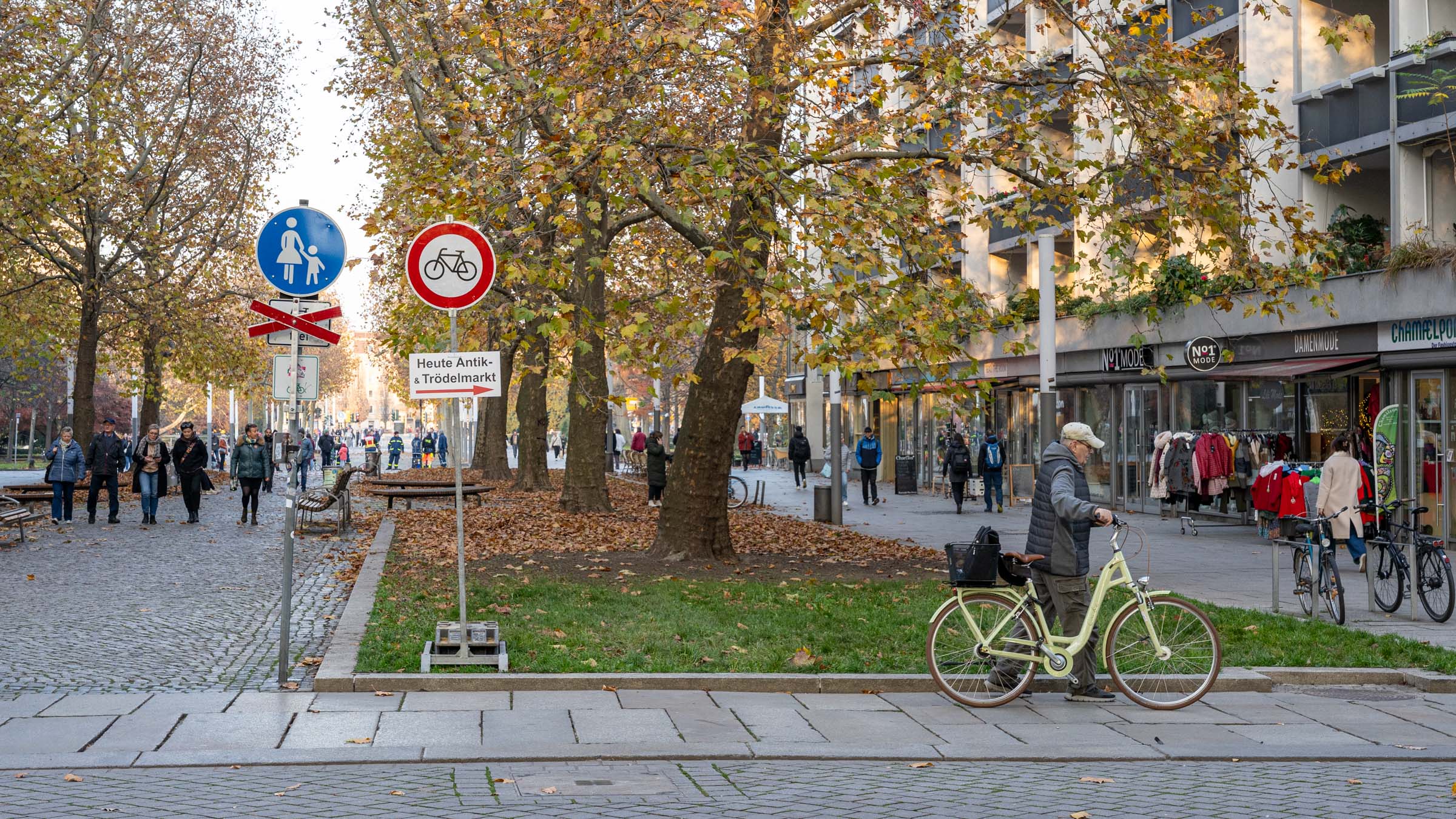 Zum Schieben angehalten: Damit auf der Hauptstraße ungestört flaniert und geshoppt werden kann, müssen Radler*innen zu Fuß gehen. Foto: Sebastian Diehl