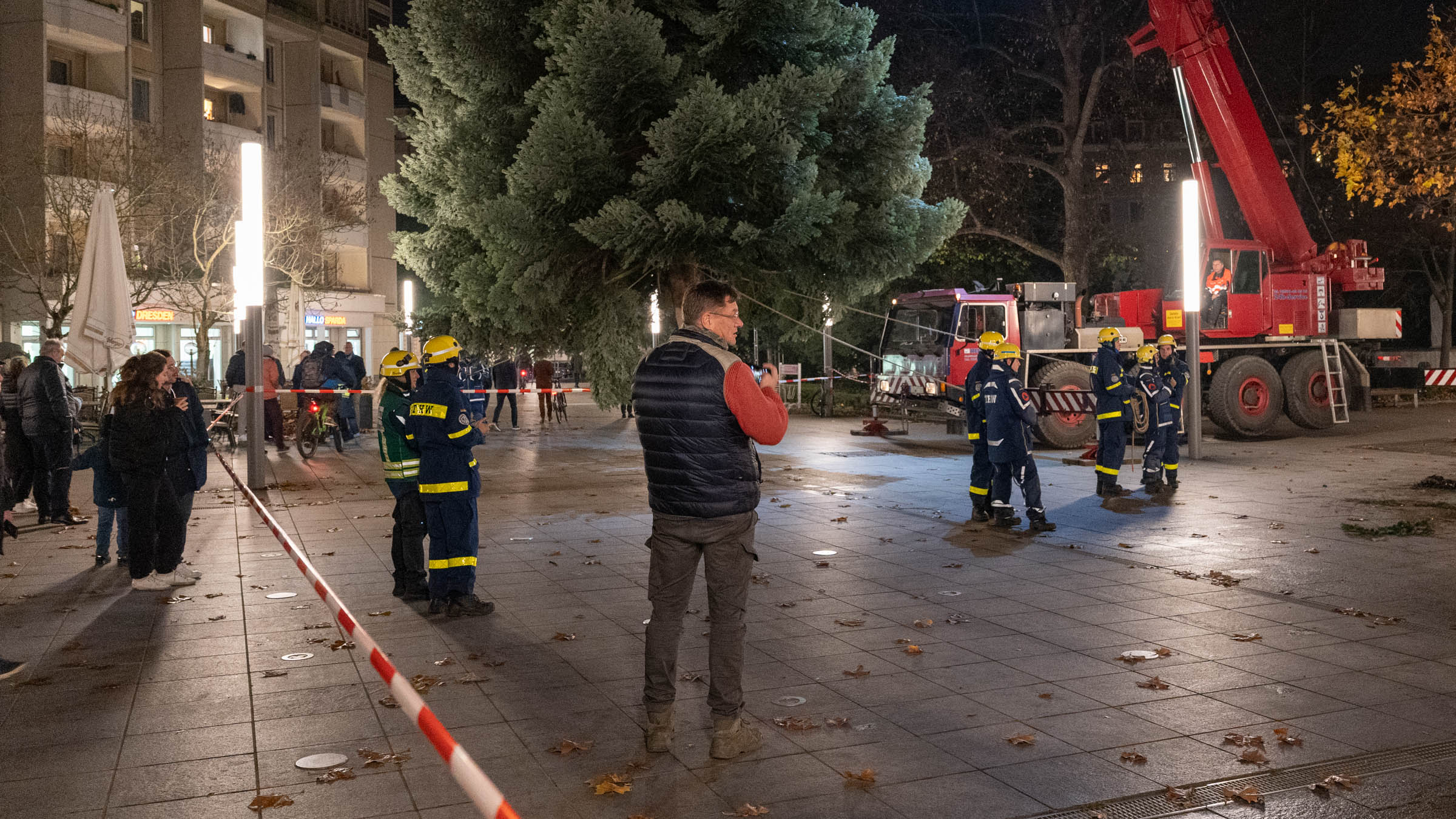 Der Auftraggeber dokumentiert das Geschehen: Holger Zastrow in der Ersten Reihe. Foto: Sebastian Diehl