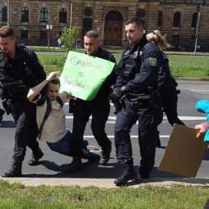 Die Polizei räumte seinerzeit die Blockade von der Straße - Foto: Archiv/Anton Launer