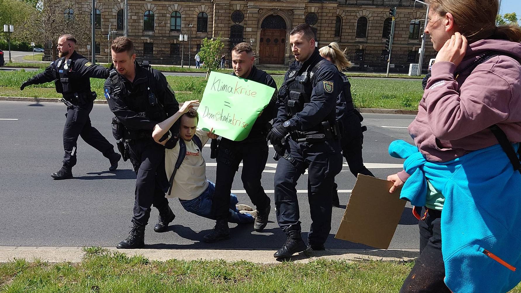 Die Polizei räumte seinerzeit die Blockade von der Straße - Foto: Archiv/Anton Launer