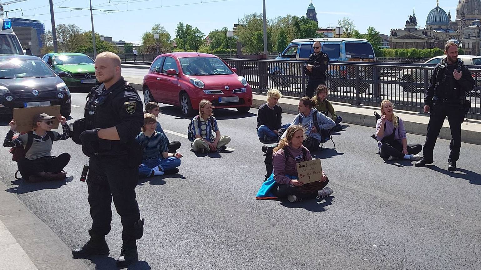 Sitzblockade auf der Carolabrücke - Foto: Archiv Anton Launer