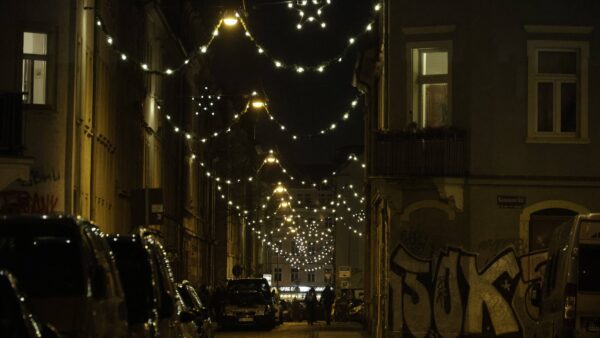Weihnachtsbeleuchtung auf der Sebnitzer Straße - Foto: Anton Launer