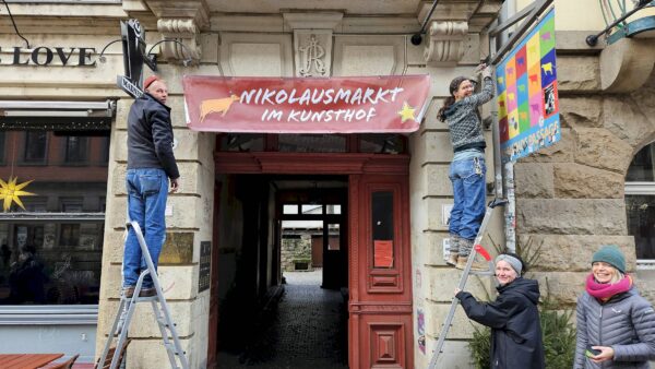 Gewerbetreibende beim Aufhängen des Nikolausmarkt-Banners - Foto: Anton Launer