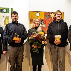 Bei der Emil-Verleihung: Till Winkler (Sachgebietsleiter Jugendhilfe im Strafverfahren), Johannes Schöne (Sozialarbeiter im Kinder- und Jugendtreff Louise), Maria Hoffmann (Fachbereichsleitung bei Malwina e. V.), Mika Wolff (Praktikant in der Ausbildung zum Erzieher), Lars Wätzold (Vorstand der Dresdner Stiftung Soziales und Umwelt der Ostsächsischen Sparkasse Dresden). v.l.n.r. - Foto: Landeshauptstadt Dresden, Nadja Kaminski