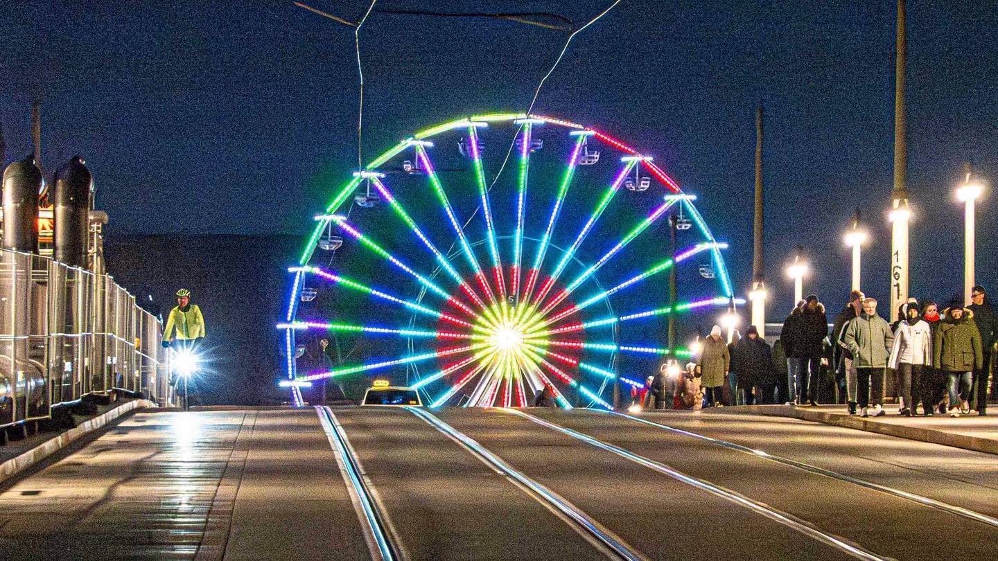 Das Überqueren der Augustbrücke ist nur für Radfahrende, Straßenbahnen, Taxen und Rettungswagen gestattet - Foto: Peter Zuber