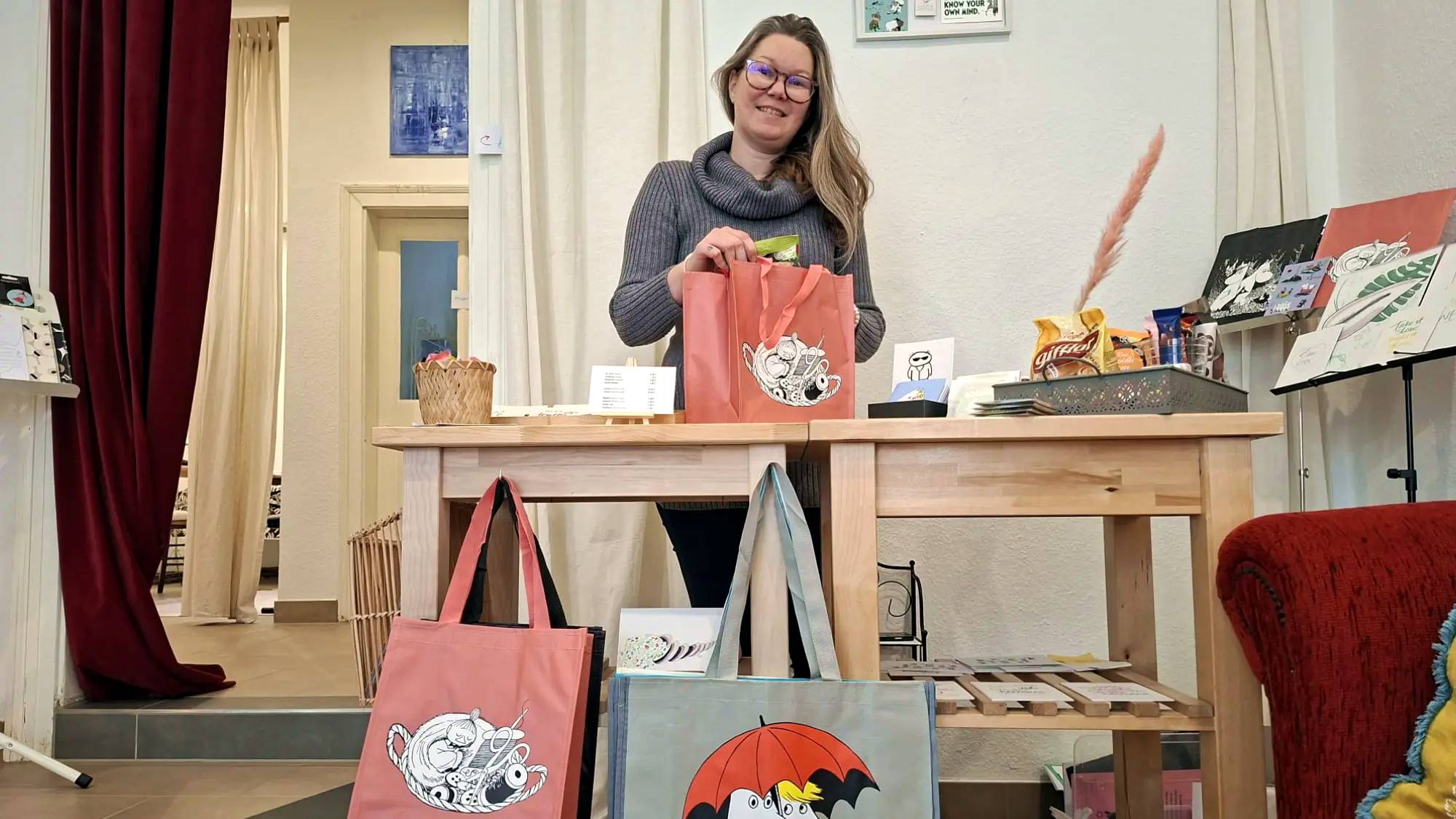 Neben Kaffee und Begegnungen gibt es bei Kate.Zeitlos auch finnische Postkarten, Artprints, kleine Designstücke und natürlich MOOMIN-Produkte sowie finnische Süßigkeiten. Foto: Jakub Gawlik