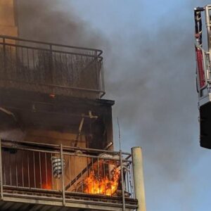 Großeinsatz der Feuerwehr an der Stauffenbergallee Die Feuerwehr setzte zur Brandbekämpfung auch eine Drehleiter ein. Foto: Feuerwehr Dresden Auch eine Drehleiter wurde in Stellung gebracht.