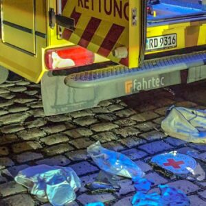 Einsatzkräfte in Dresden angegriffen und Rettungswagen beschädigt Beschädigter Rettungswagen der Dresdner Feuerwehr auf der Paul-Schwarze-Straße - Foto: Feuerwehr Dresden
