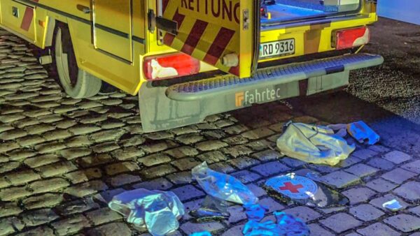 Beschädigter Rettungswagen der Dresdner Feuerwehr auf der Paul-Schwarze-Straße - Foto: Feuerwehr Dresden