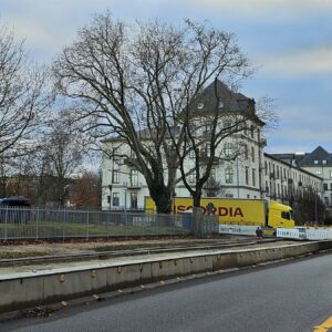 Die Laster kommen zurück auf die Stauffenbergallee Zwei Brummis verlassen über die schmale Straße "Zum Reiterberg" das Areal in dem sich auch das Zollamt befindet. Foto: Anton Launer