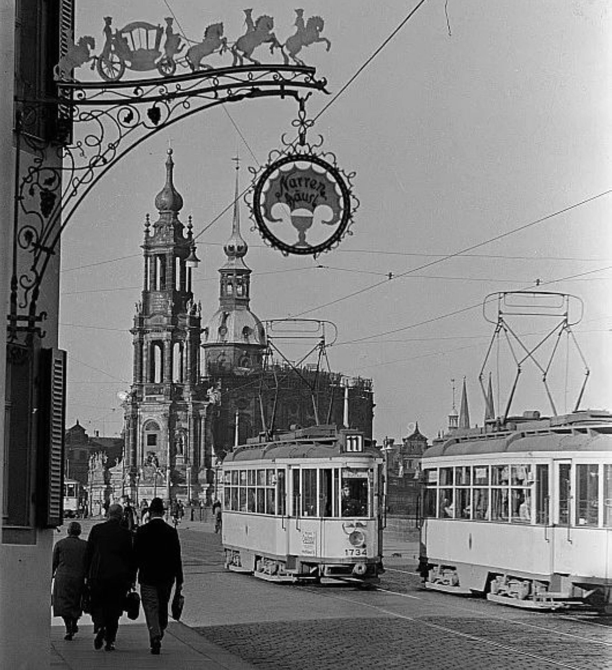 Eingang zum Dresdner Narrenhäusel von der Augustusbrücke - zeitgenössische Postkarte