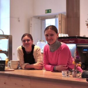 Clara Helfmann (rechts) und Alina Siegl sind für die Gäste des Palais-Cafés da. Foto: Victor Franke