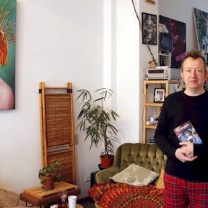 Autor Jan Kosyk mit seinem ersten eigenen Roman "Das Handbuch" - Foto: Martha Kohn