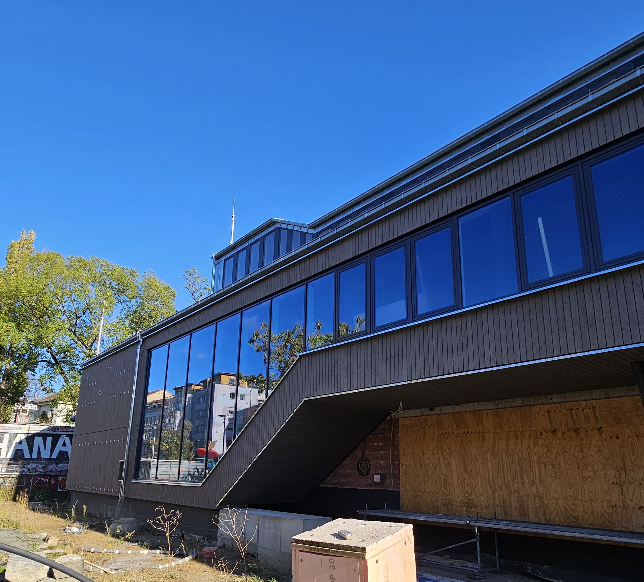 Scheune: Von außen schon fast fertig, drinnen wird noch gewerkelt. Nächstes Jahr soll Eröffnung sein. Foto: Archiv/J. Frintert