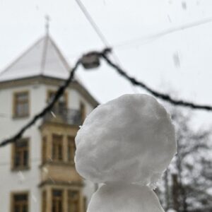 Neustadt-Geflüster Jahresrückblick 2025 Schneemann vor Stadtteilhaus - Foto: Anton Launer