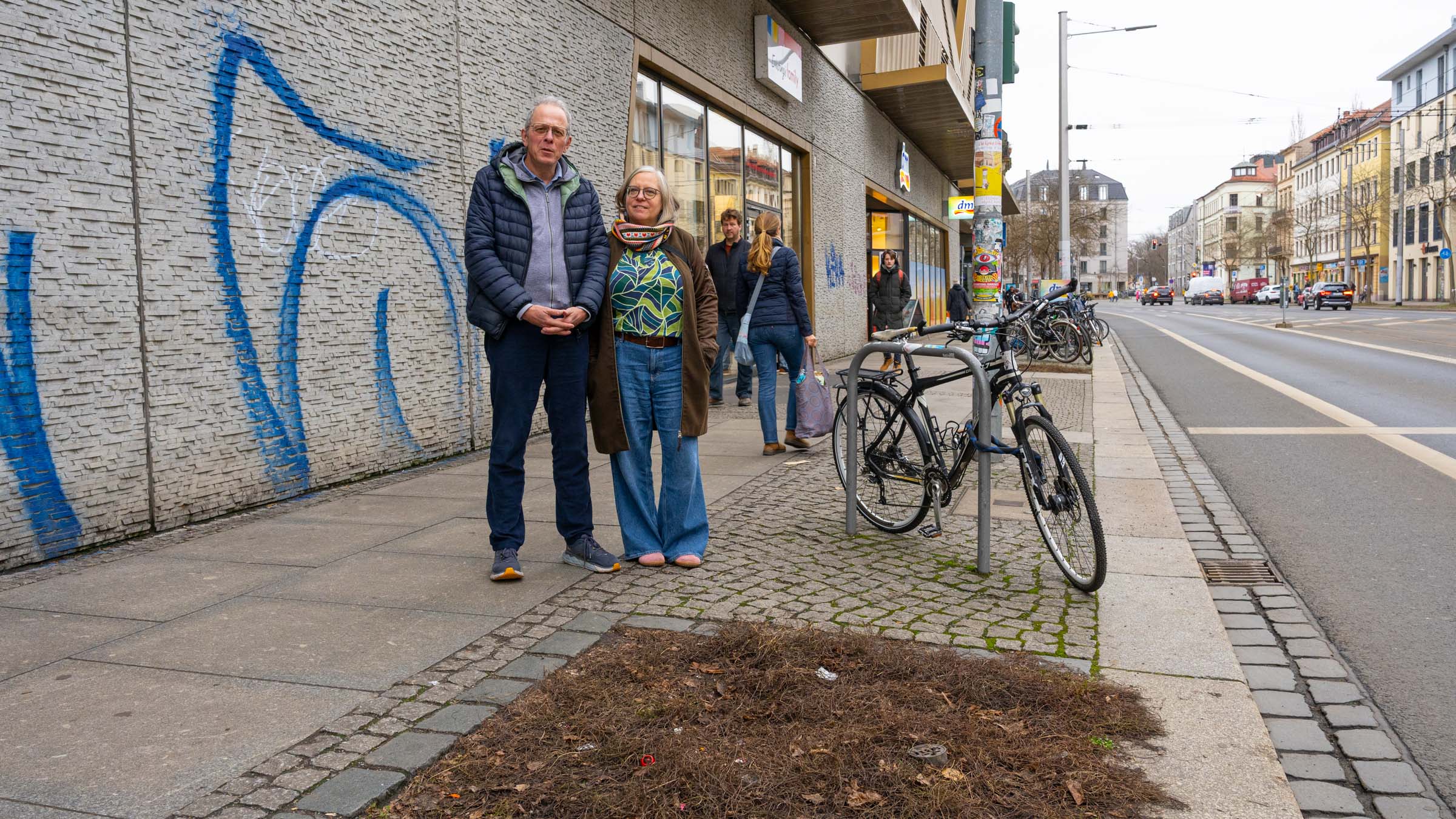 Hier könnte bald ein Baum stehen: leere Baumscheibe vor den Füßen von Norbert Rogge (Grüne) und Ulla Wacker (Grüne). Foto: Sebastian Diehl