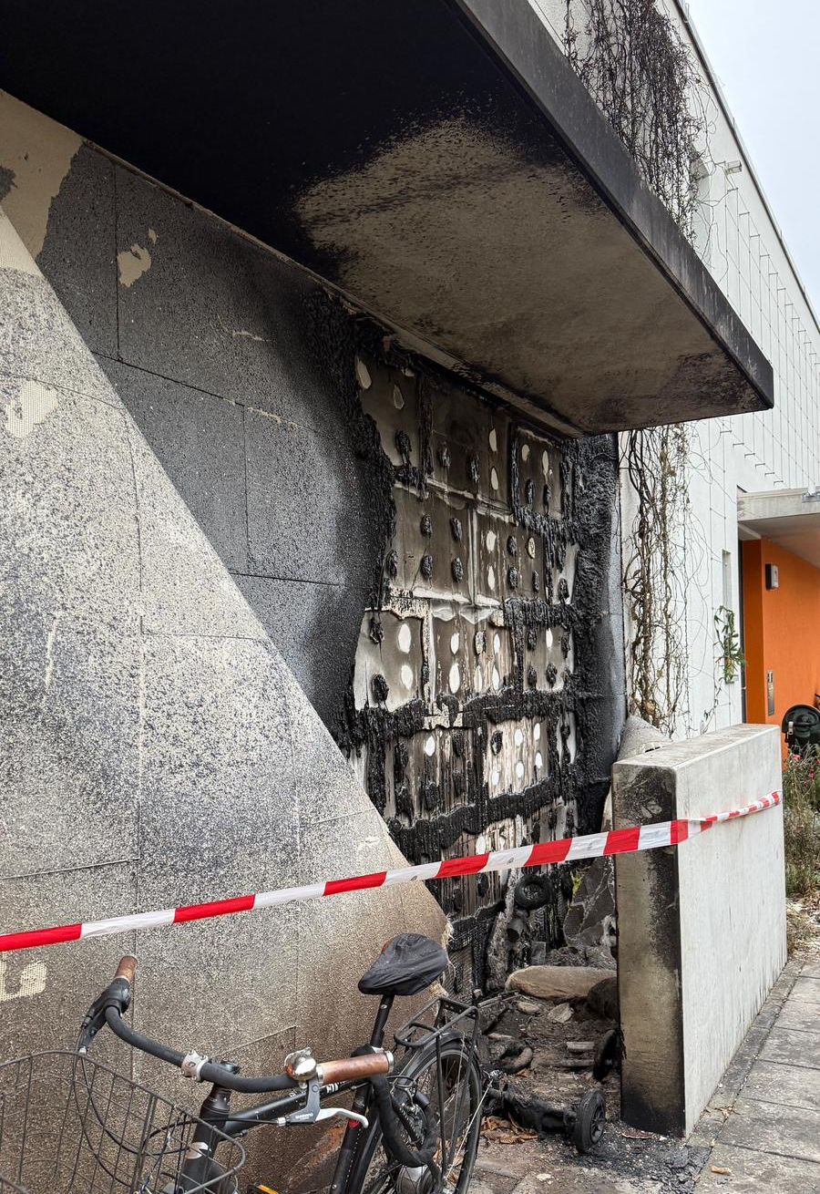 Das Feuer griff von den Mülltonnen auf die Dämmung des Hauses über. Foto: privat