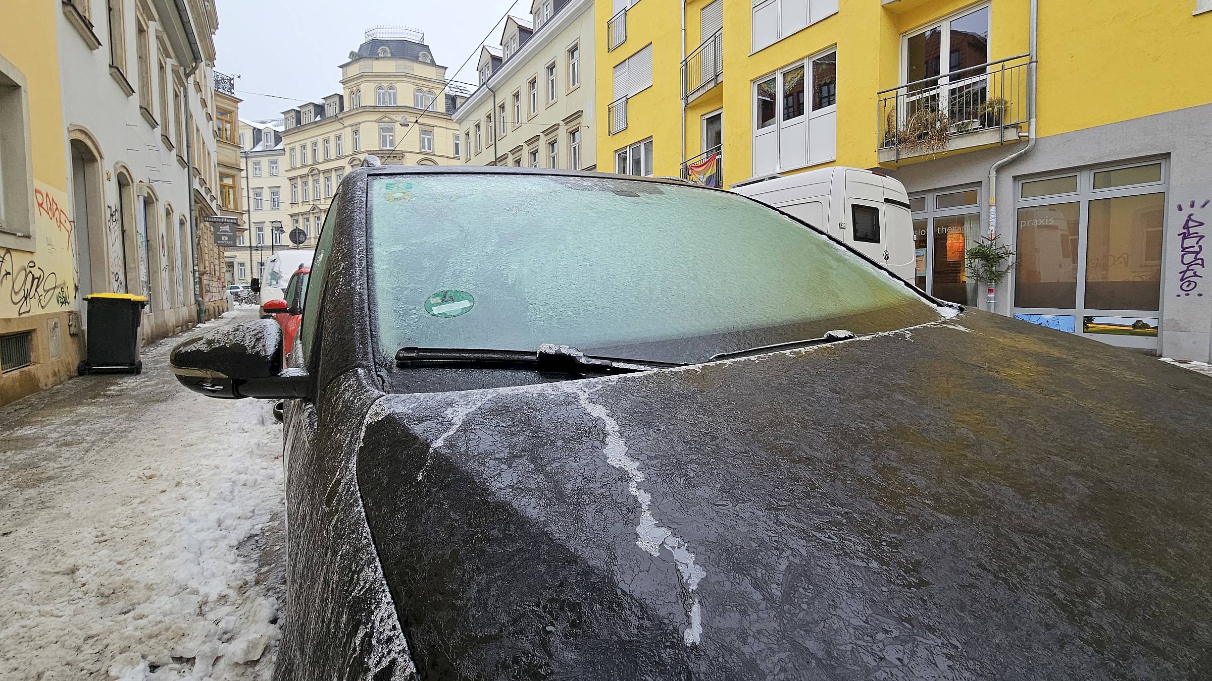 Vereistes Auto in der Dresdner Neustadt - Foto: Anton Launer