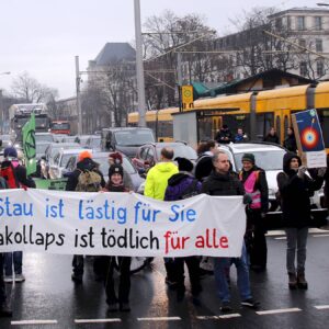 Rund 20 Personen der Gruppe Extinction Rebellion demonstrierten am Donnerstag an der Kreuzung Stauffenbergallee, Königsbrücker Straße - Foto: Anton Launer