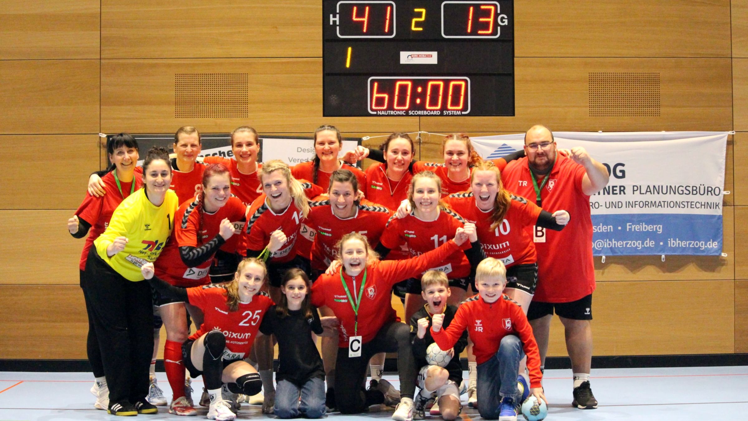 Die Sportis mit ihrem bisher höchsten Sieg in der Handball-Oberliga - Foto: Sportfreunde01