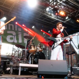 Der rote Elvis fährt im Liebeszug Red Elvis and the Cold War Cow Girls - Foto: Patrick Schönknecht