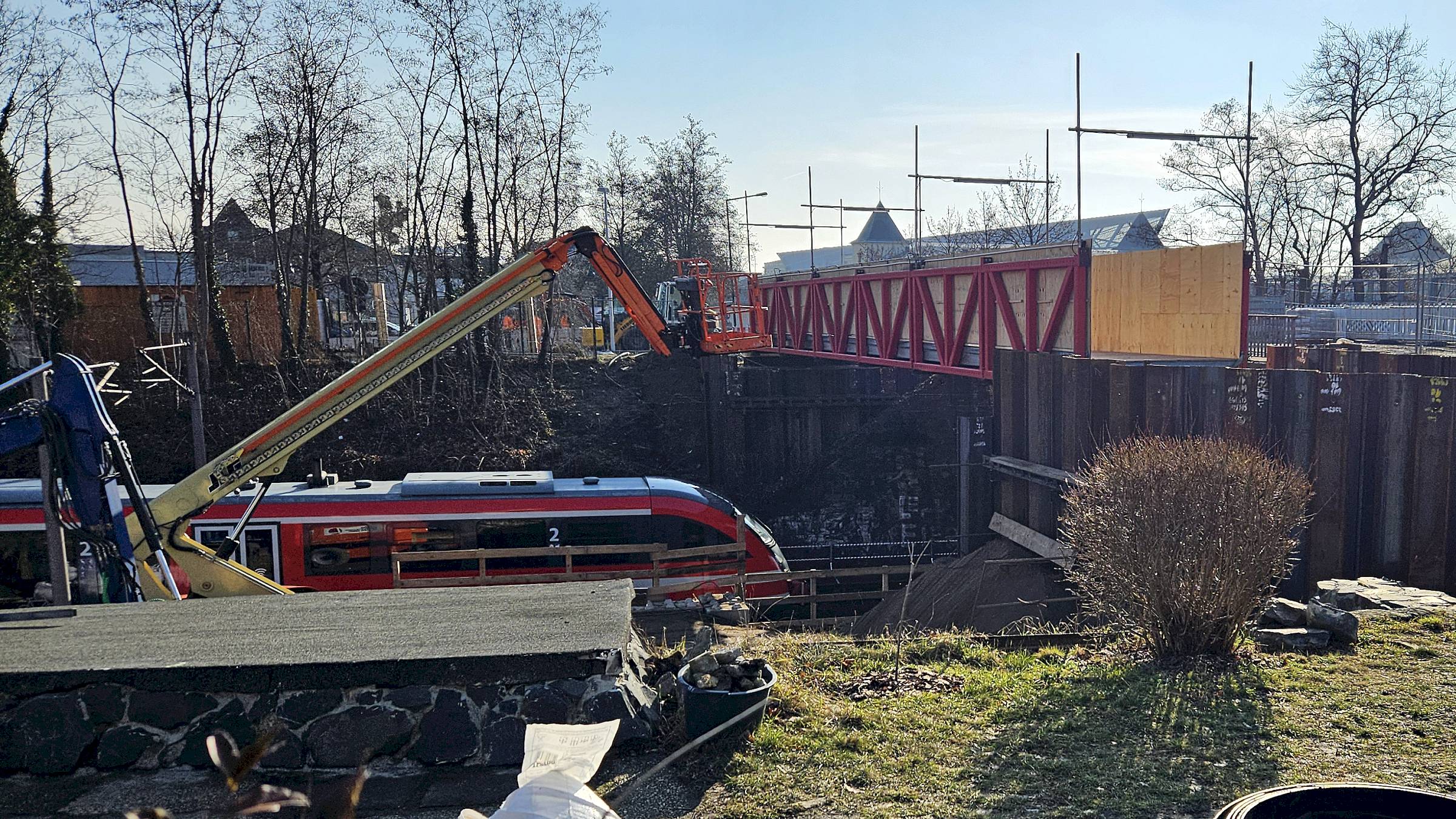 Die neue Behelfsbrücke ist eine sogenannte Fachwerk-Stahlbrücke. Foto: Anton Launer