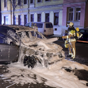 Auto brennt nachts auf dem Bischofsweg Land Rover Discovery Sport