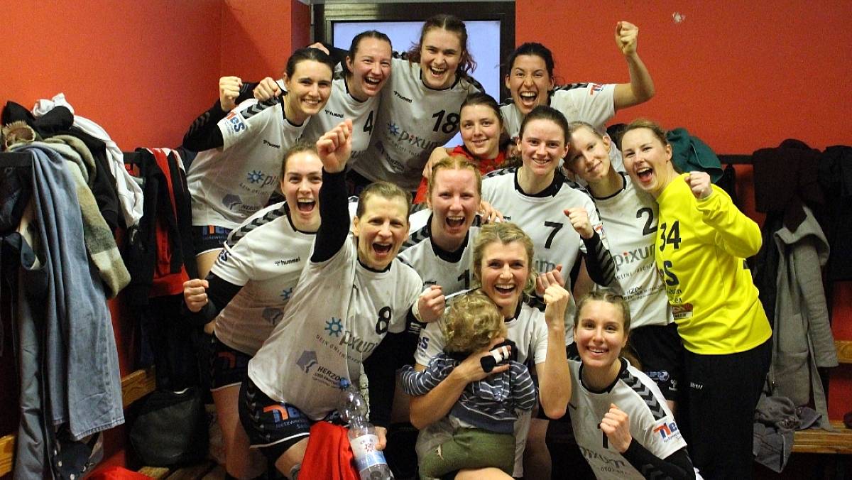 Das Team um Trainer Christian Perlbach feierte den Sieg. Foto: Sportfreunde 01