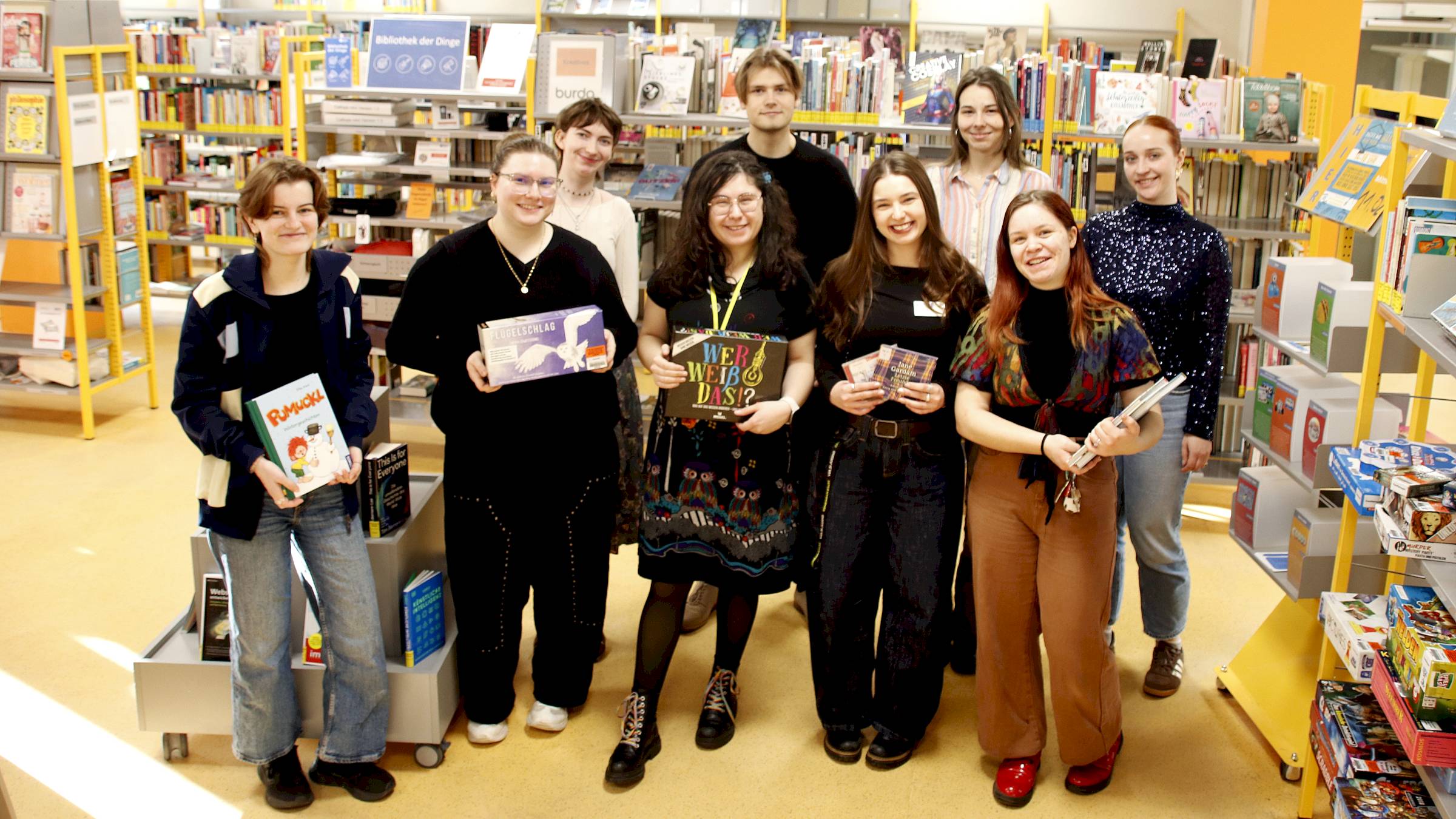 Die Azubis haben die Bibliothekt übernommen. Foto: Anton Launer