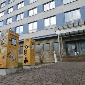 Die Briefkästen sind noch in Betrieb. Foto: Anton Launer