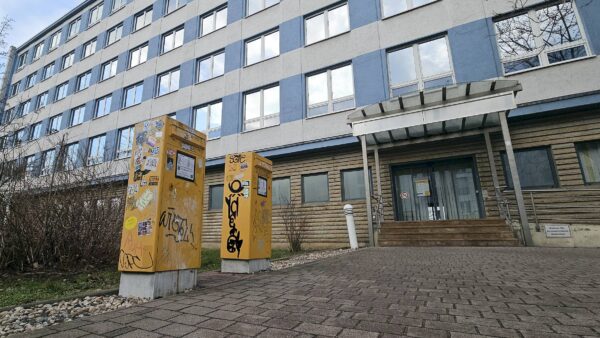 Die Briefkästen sind noch in Betrieb. Foto: Anton Launer