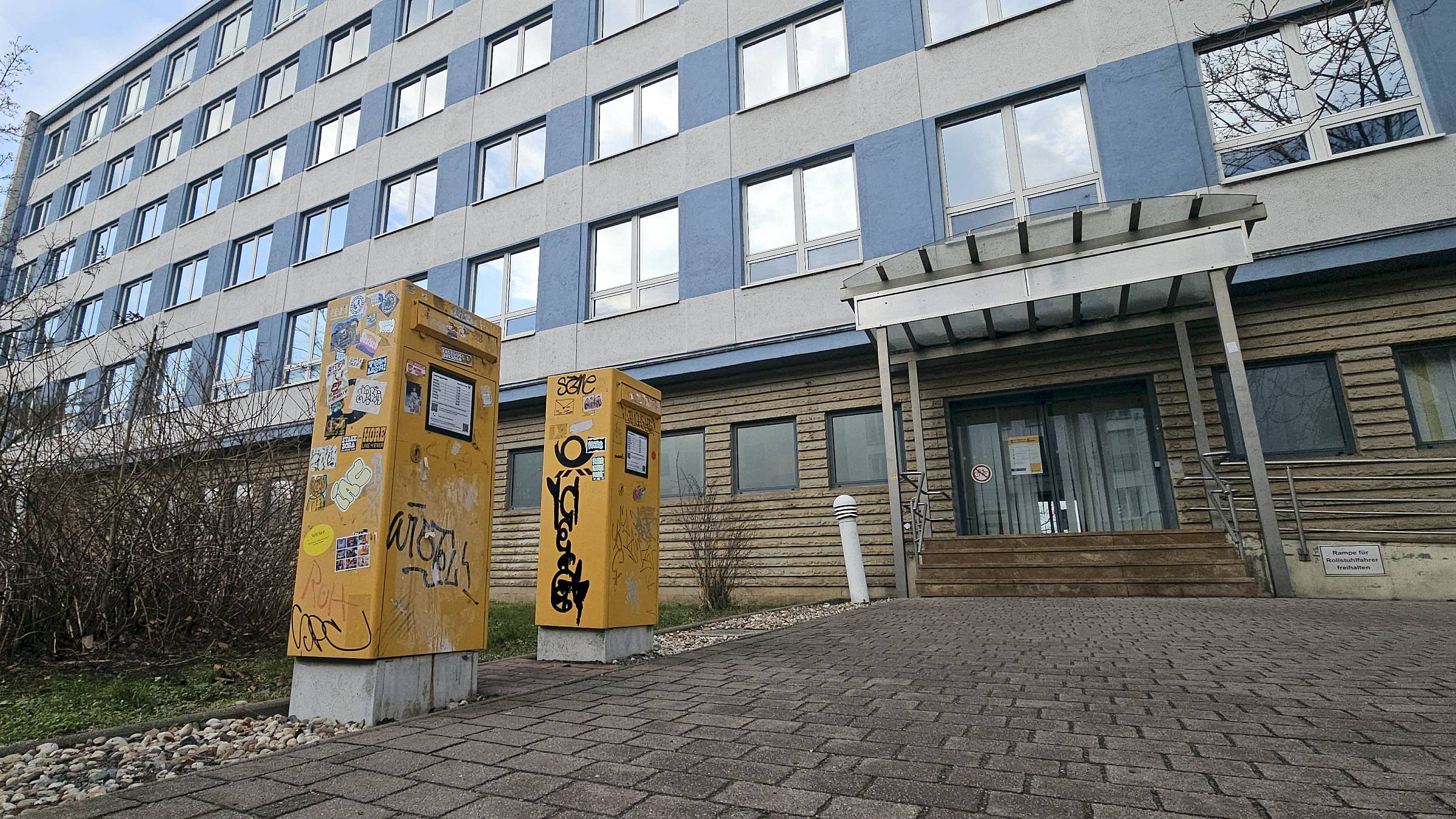 Die Briefkästen sind noch in Betrieb. Foto: Anton Launer