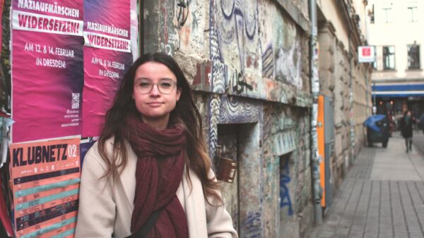 Naziaufmärschen Widersetzen! Dazu fordert Anne Herpertz vom Bündnis Dresden Wi(e)dersetzen alle Dresdner*innen auf. Foto: Victor Franke