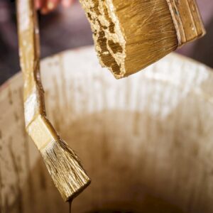 Das „flüssige Gold“ für die Wände kommt von der Schweizer Manufaktur kt.COLOR und ist eine aus natürlichen Pigmenten hergestellten Farbe. Die Sanierung der ehemaligen Wohnräume von Mary Wigman in der Villa Wigman in Dresden, fotografiert am 12. Februar 2026. Foto: André Wirsig