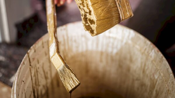 Das „flüssige Gold“ für die Wände kommt von der Schweizer Manufaktur kt.COLOR und ist eine aus natürlichen Pigmenten hergestellten Farbe. Die Sanierung der ehemaligen Wohnräume von Mary Wigman in der Villa Wigman in Dresden, fotografiert am 12. Februar 2026. Foto: André Wirsig