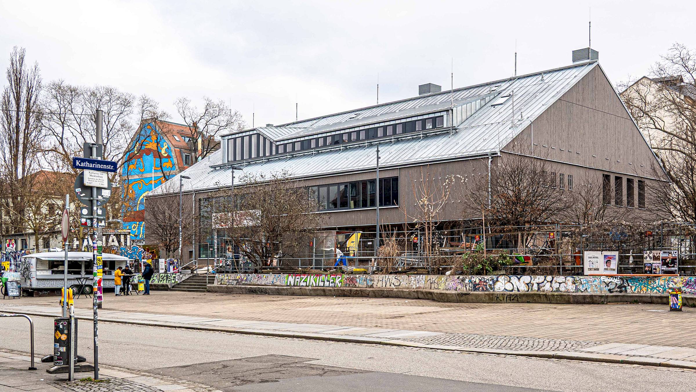 Kein Blechschloss mehr - dafür freier Blick auf die frisch sanierte Scheune - Foto: Peter Zuber