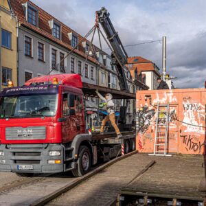 Bye, bye, Blechschloss Das Blechschloss zieht nun nach Halle an die Saale um. Foto: Peter Zuber