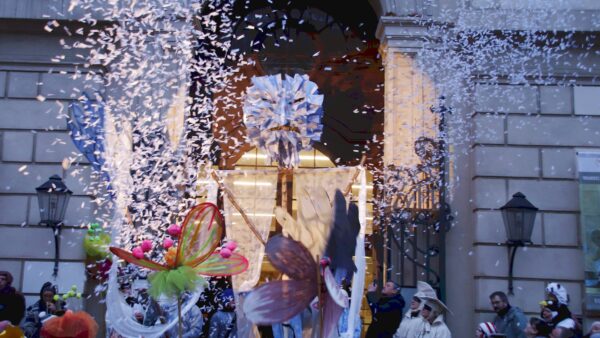 Er soll vertrieben werden - der Herr Winter guckt entsprechend griesgrämig. Foto: Anton Launer