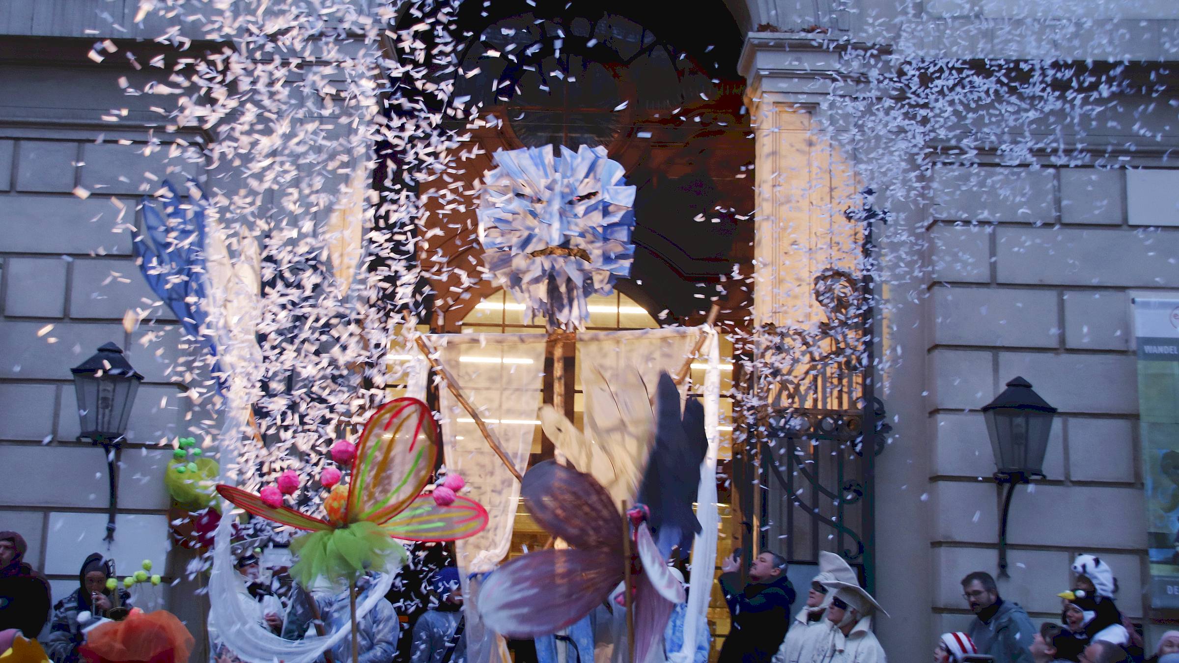 Er soll vertrieben werden - der Herr Winter guckt entsprechend griesgrämig. Foto: Anton Launer