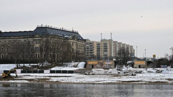 Kampfmittelsondierungen am Rumpf der ehemaligen Carolabrücke - Foto: Anton Launer