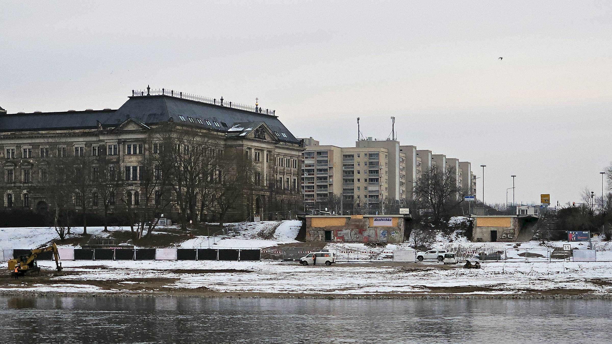 Kampfmittelsondierungen am Rumpf der ehemaligen Carolabrücke - Foto: Anton Launer