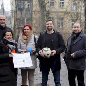 Kinderhaus Rabe: Dicke Spende vom Neustädter Advent Scheckübergabe (v.l.): Mandy Pretzsch (Stadtbezirksamt Neustadt), Kinderhaus-Leiter Sandro Junge, Barbara Oehlke und Evelyn Dangries (Neustädter Advent), Benny Kirsten und Diakonie-Chef Thomas Slesazeck. Foto: Anton Launer