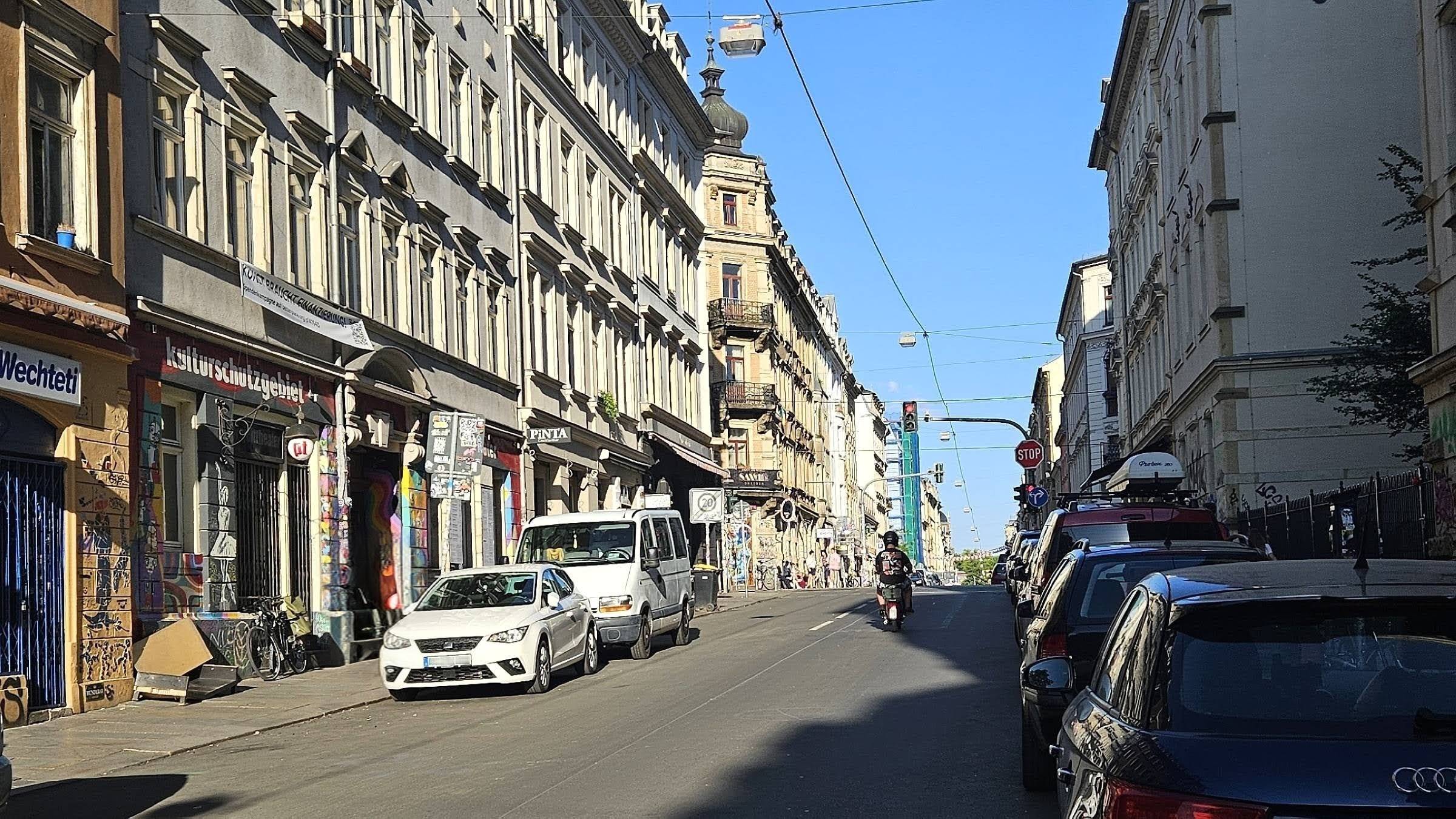 In dem Abschnitt der Louisenstraße sollen im Sommer Sitzgelegenheiten und Pflanzkübel aufgestellt werden. Foto: Archiv Anton Launer