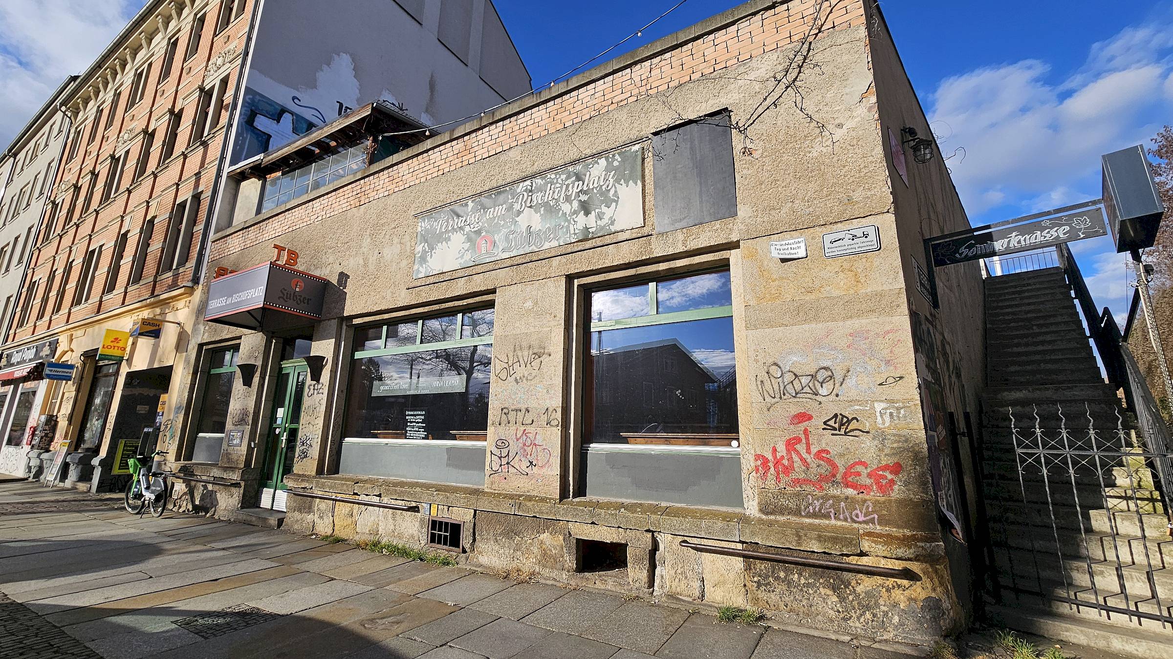 Die Treppe hoch geht's zur Terrasse. Foto: Anton Launer
