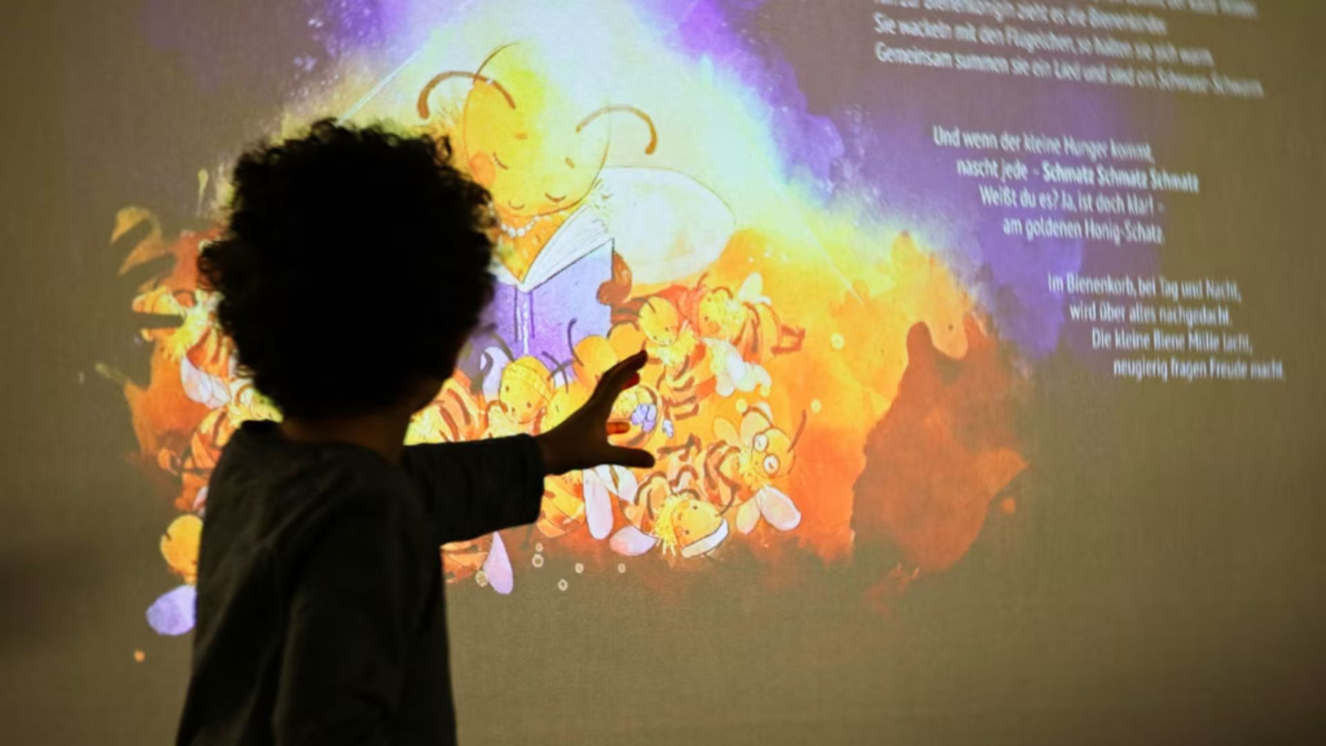 Interaktive Lesungen mit Bilderbuchkino - im Bild eine Seite aus "Die kleine Winterbiene"